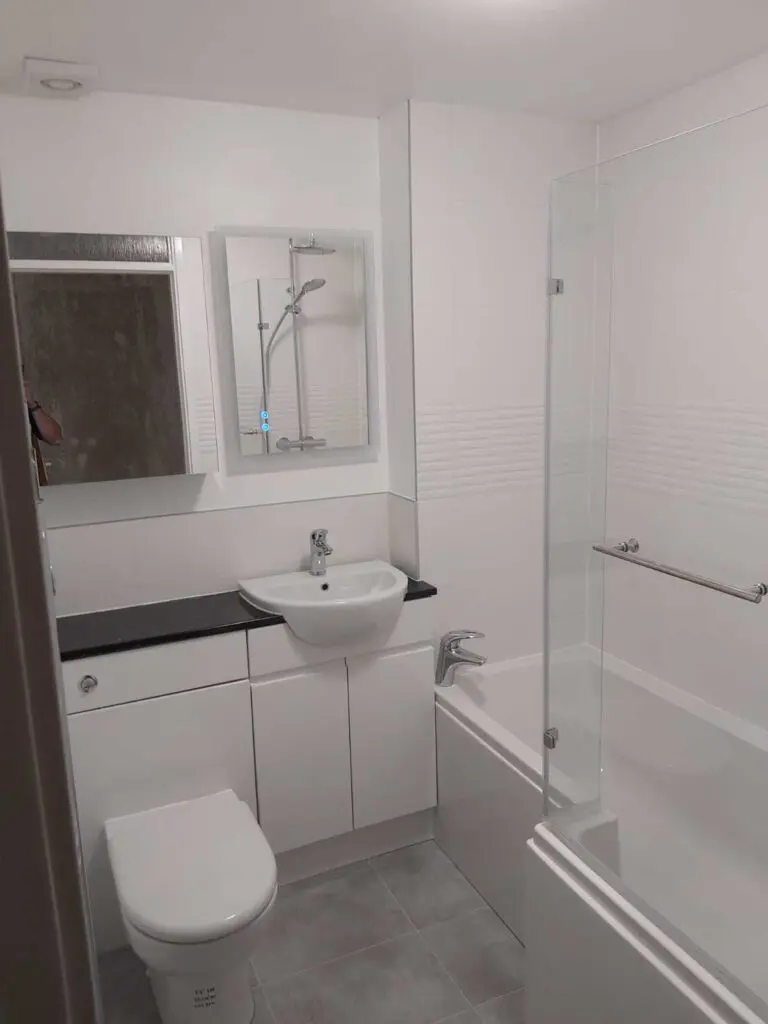 Shower bath with Atlanta fitted units