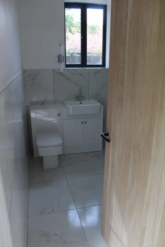 Fitted Bathroom Units in White Gloss
