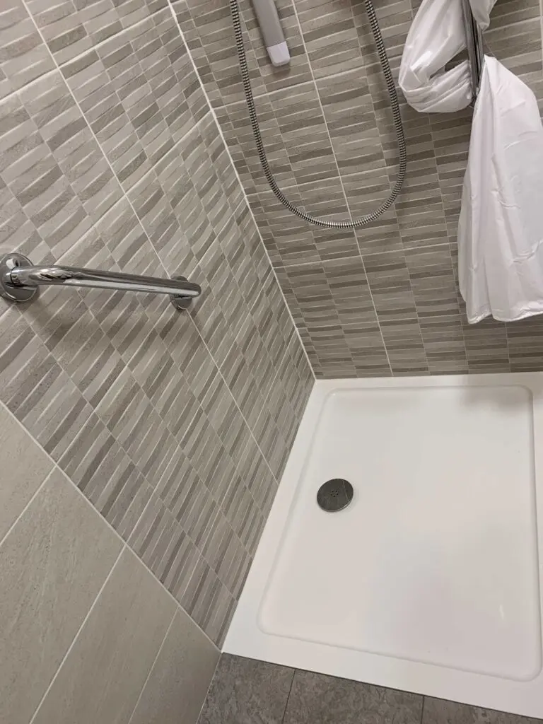 Low level shower tray