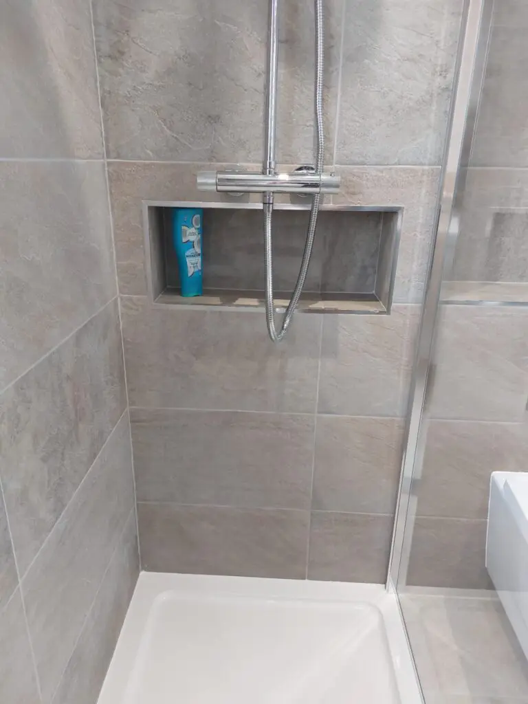 Shower walk-in with recesses