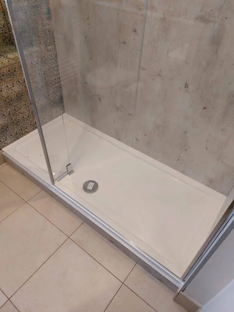 Low level shower tray