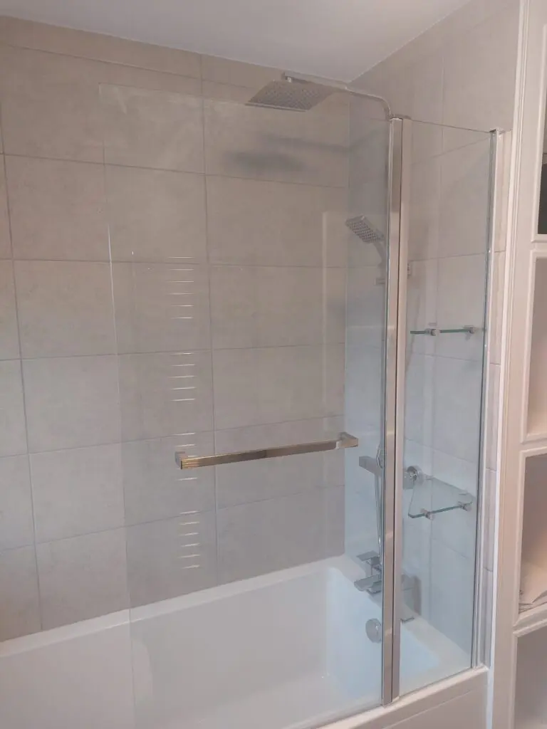 Folding bath shower screen
