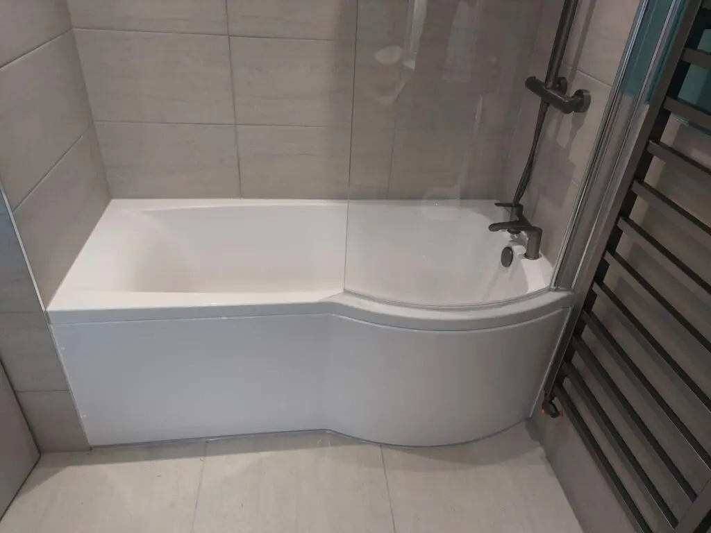 Curved shower bath
