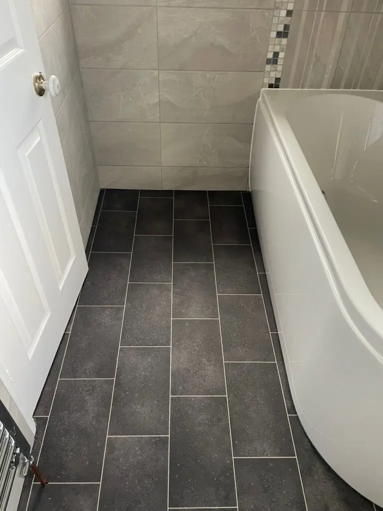 Curved bath