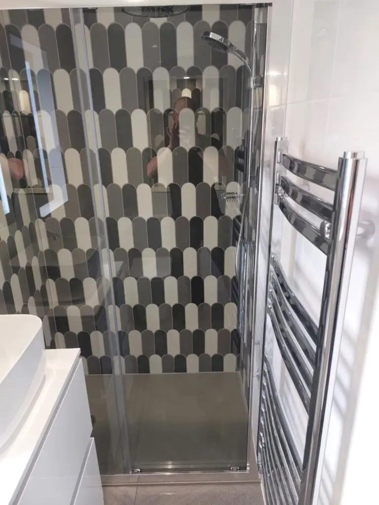 Lakes sliding shower door