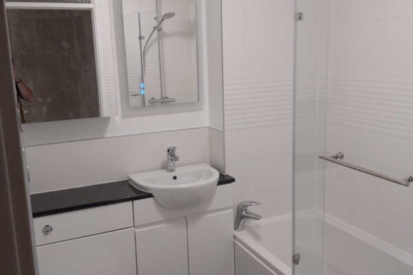 Shower bath with Atlanta fitted units