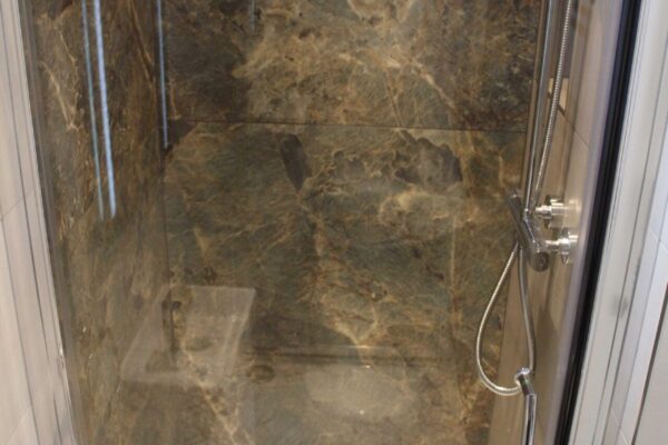 Large tiles in shower cubicle
