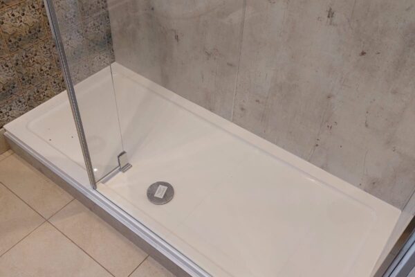 Low level shower tray