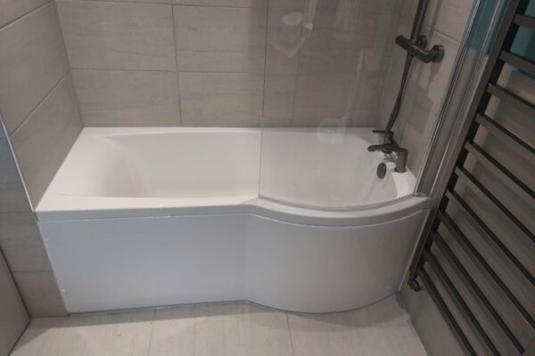 Curved shower bath
