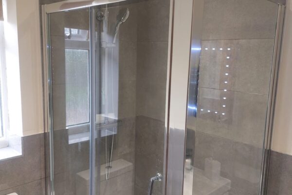 Lakes shower cubicle