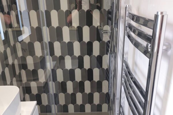 Lakes sliding shower door